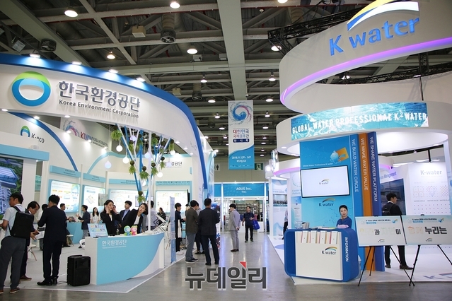 ▲ 15일까지 4일간 열리는 대구 국제물주간 행사는 1층 전시실을 마련해 관련 기업들을 비롯해 물산업에 대한 이해를 제공하고 있다.ⓒ뉴데일리