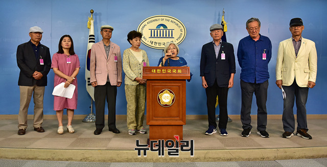 ▲ 6·25전쟁납북인사가족협의회가 홍문표 의원실과 공동으로 12일 오전 10시 국회 정론관에서 긴급기자회견을 열고 '전시납북자'들과 유가족들의 명예를 심각히 훼손한 더불어민주당 송갑석 의원의 즉각 사퇴와 이해찬 대표의 공식 사과를 촉구했다. ⓒ 뉴데일리 정상윤 기자