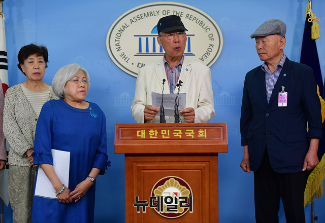 ▲ 이상일 6·25전쟁납북인사가족협의회 이사가 10일 오전 국회정론관에서 진행된 긴급 기자회견에서 성명서를 낭독하고 있다. ⓒ 뉴데일리 정상윤 기자