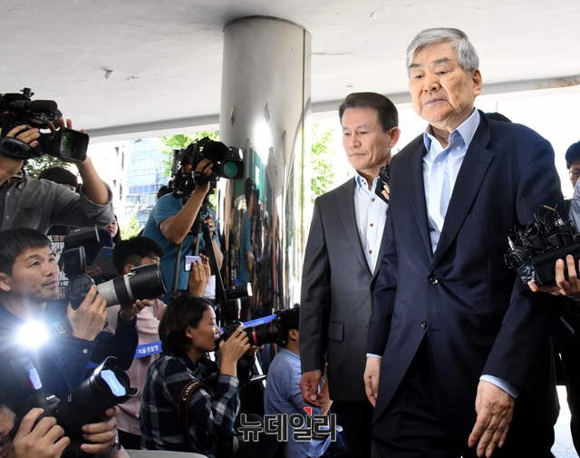 ▲ 조양호 회장은 12일 그룹 계열사를 통해 자택 경비업체 비용을 지불한 혐의로 경찰에 출석했다.ⓒ공준표 기자