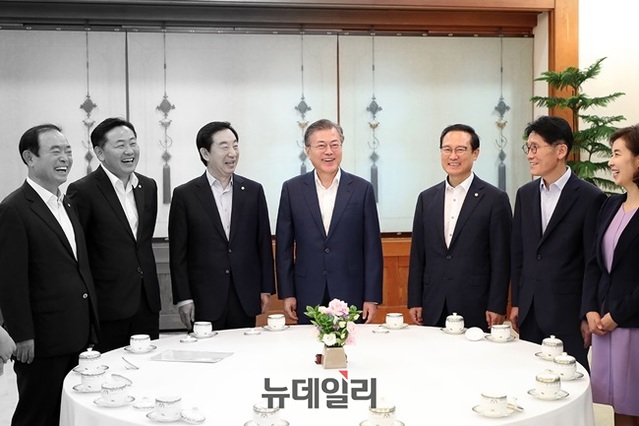 ▲ 문재인 대통령이 지난달 16일 청와대에서 여야 5당 원내대표들과 오찬을 가진 모습. ⓒ청와대