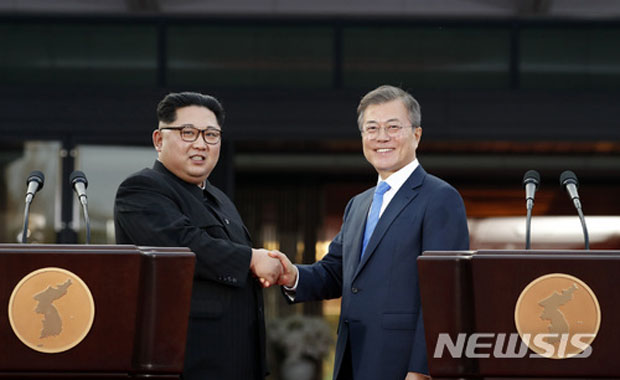 ▲ 4월 27일 남북정상회담 때 악수하는 김정은과 문재인 대통령. ⓒ뉴시스. 무단전재 및 재배포 금지.