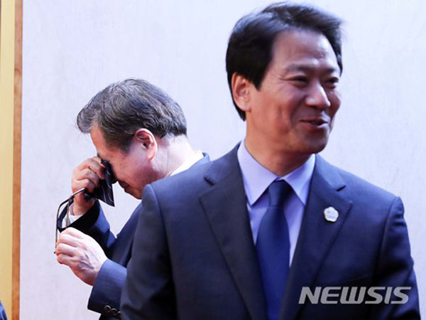 ▲ 남북정상회담 당시 눈물을 닦는 서훈 국가정보원장(왼쪽)과 두 정상이 만나는 모습을 보고 웃는 임종석 대통령 비서실장(오른쪽). ⓒ뉴시스. 무단전재 및 재배포 금지.