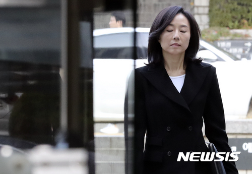 ▲ 조윤선 전 문화체육관광부 장관이 2017년 10월 17일 서울고법에서 열린 항소심 1차 공판에 출석하고 있다.ⓒ뉴시스
