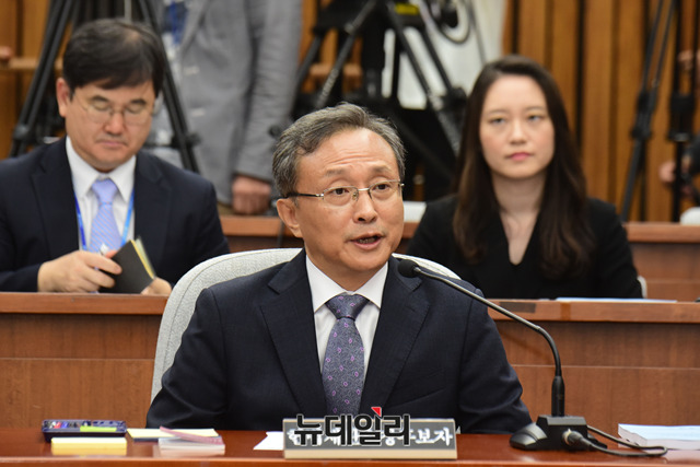 ▲ 유남석 헌법재판소장 후보자가 12일 오전 국회에서 열린 인사청문회에서 의원들의 질문에 답하고 있다. ⓒ뉴데일리 이종현 기자