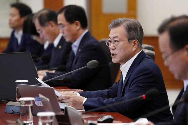 ▲ 문재인 대통령이 지난 11일 국무회의를 주재하는 모습. ⓒ청와대 제공