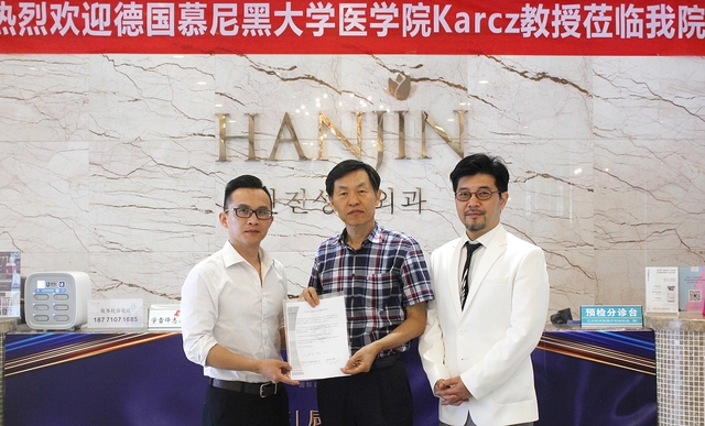 ▲ 영진전문대가 지난 6일 중국 우한 한진의료미용병원에서 국제주문식교육협약을 체결했다. 사진은 왼쪽부터 협약에 나선 멍멍(孟萌) 한진의료미용병원 인사부총경리와  한학중 영진전문대 교수, 이상기 이 병원 한국원장이 기념촬영을 하는 모습.ⓒ영진전문대