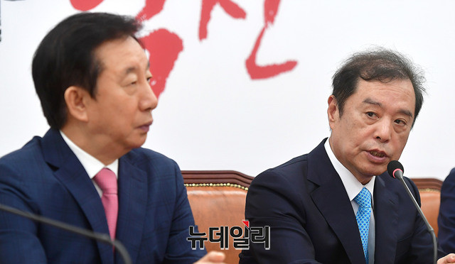 ▲ 자유한국당 김성태 원내대표(왼쪽)와 김병준 비상대책위원장. ⓒ뉴데일리 정상윤 기자