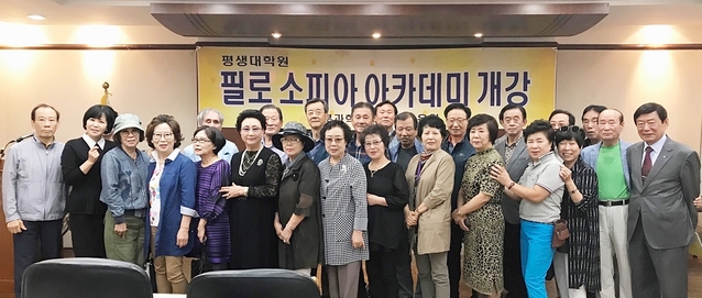 ▲ 지난 11일 필로소피아 아카데미 수강생들이 강의를 마친 후 기념사진을 찍고 있다.ⓒ경북과학대