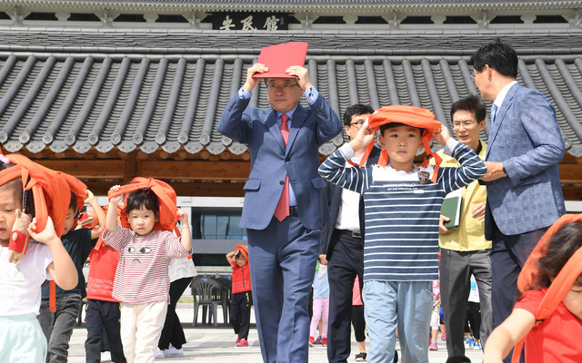 ▲ 경북도는 12일 오후 2시 지진안전주간을 맞아 ‘경상북도 지진대피 훈련’을 실시했다. 사진은 이철우 지사가 직접 지진훈련에 참가한 장면.ⓒ경북도