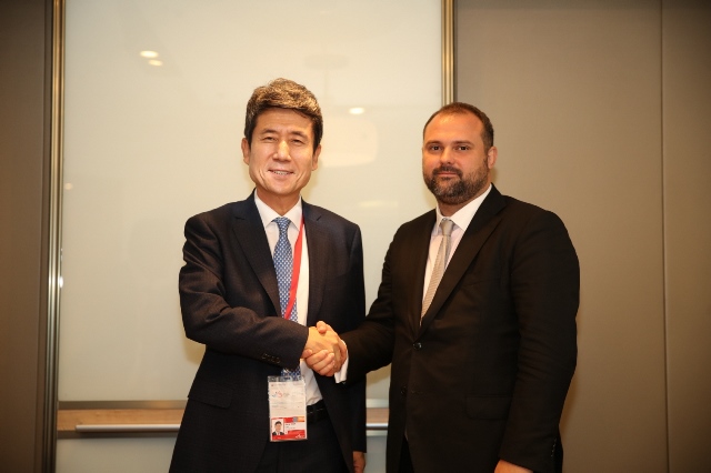 ▲ 이강덕 포항시장과 톤키흐 이반 라손콘트란스 대표가 손을 잡고 기념촬영을 하고 있다.ⓒ포항시