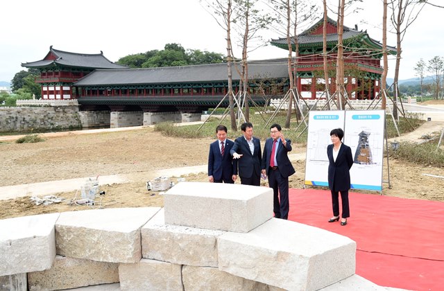 ▲ 주낙영 경주시장이 12일 제46회 신라문화제 대표 행사인 첨성대 축조 재현 기초공사 현장을 점검하고 있다.ⓒ경주시