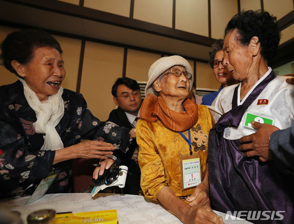 ▲ 지난 8월 24일부터 사흘 동안 금강산에서 열린 남북이산가족 상봉행사. ⓒ뉴시스. 무단전재 및 재배포 금지.