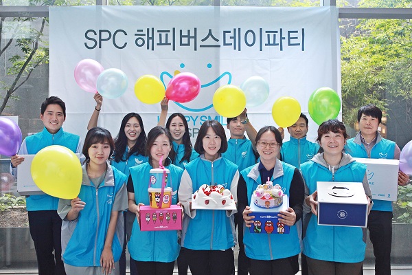 ▲ SPC그룹 임직원들이 전국 60개의 지역아동센터에 생일케이크를 배송하기 전 기념촬영을 하고있다. ⓒSPC그룹