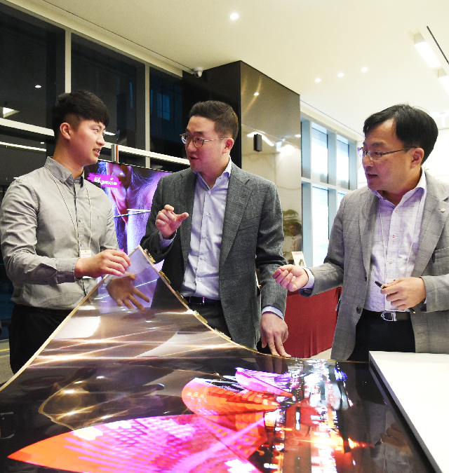 구광모 (주)LG 대표가 12일 오후 서울시 강서구 마곡 LG사이언스파크를 방문해 윤수영 LG디스플레이 연구소장(오른쪽)과 담당 연구원과 함께 '투명 플렉시블 OLED'를 살펴보고 있다. ⓒ㈜LG