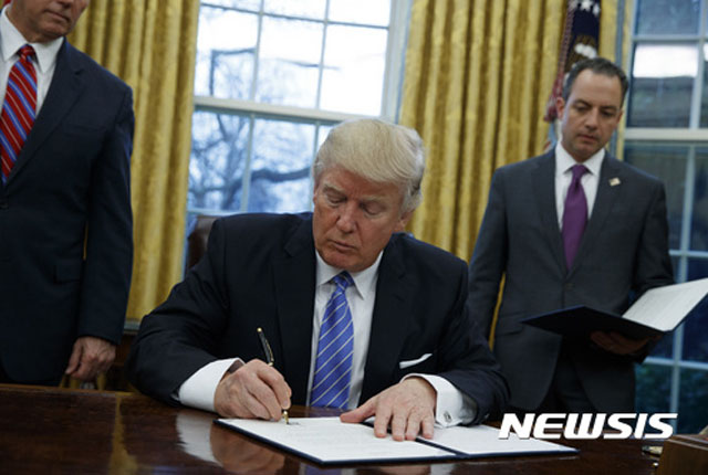 도널드 트럼프 美대통령이 12일(현지시간) 미국 선거에 개입하려는 외국세력을 제재하도록 하는 행정명령에 서명했다. 사진은 2017년 1월 멕시코 장벽건설 행정명령 서명 당시. ⓒ뉴시스. 무단전재 및 재배포 금지.