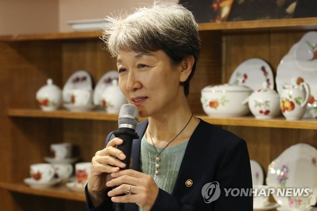 ▲ 정재숙 신임 문화재청장이 11일 서울 중구 한 음식점에서 열린 취임 간담회에서 인사말을 하고 있다. ⓒ 연합뉴스