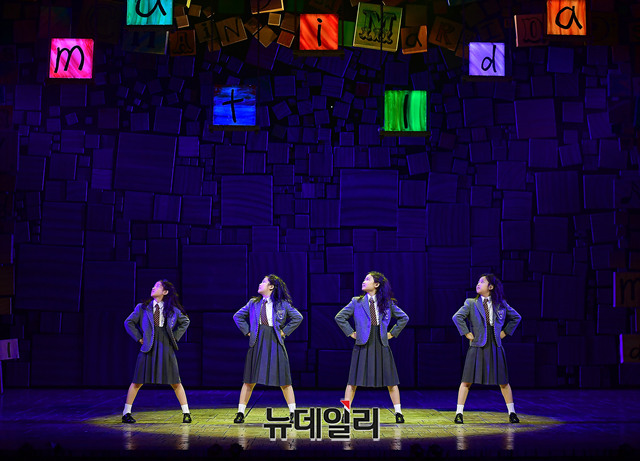 ▲ 지난 12일 오후 서울 강남구 LG아트센터에서 열린 뮤지컬 '마틸다' 프레스콜 행사에서 주인공을 맡은 (왼쪽부터) 설가은, 안소명, 이지나, 황예영 아역배우들이 포즈를 취하고 있다.ⓒ뉴데일리 정상윤 기자