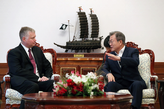 ▲ 문재인 대통령이 미국 스티븐 비건 미국 대북특별대표를 만난 모습. ⓒ청와대 제공