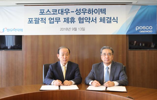 ▲ 포스코대우는 13일 성우하이텍사와 현지 차체부품 공급 및 판매 등에 대한 사업 협력 MOU를 체결하고 기념촬영을 하고 있다. 포스코대우 김영상 사장(우측)과 성우하이텍 이명근 회장(좌측) 모습.ⓒ포스코대우