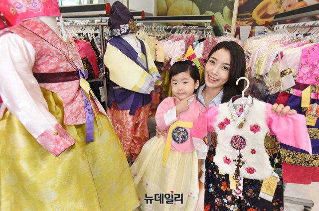▲ 홈플러스 강서점에서 모델들이 아동 한복을 선보이고 있다. ⓒ홈플러스