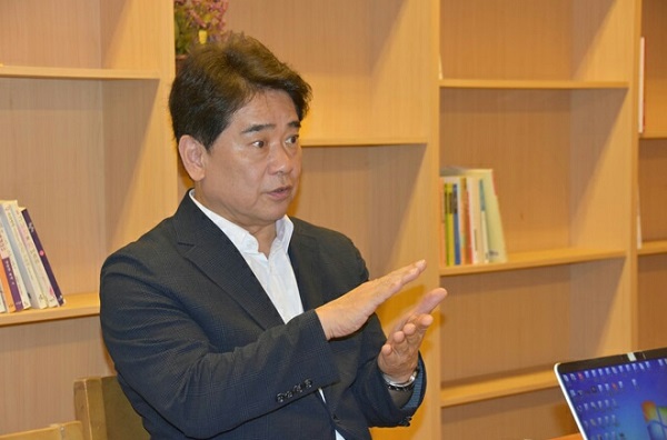 ▲ 충남대 육동일 교수가 학생들에게 강의를 진행하고 있다.ⓒ육동일 교수