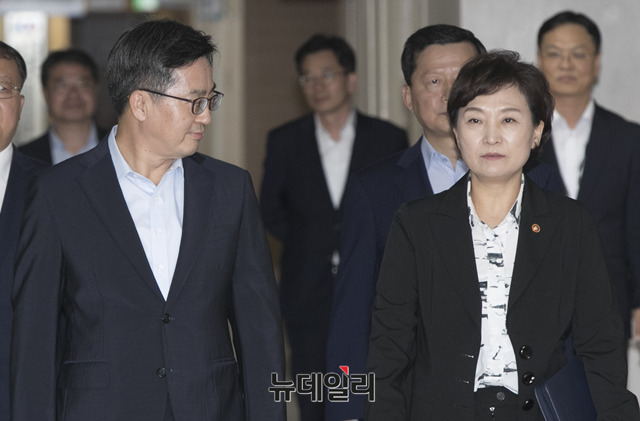 ▲ 김동연 경제부총리 겸 기획재정부 장관(좌)과 김현미 국토교통부 장관. ⓒ정상윤 기자