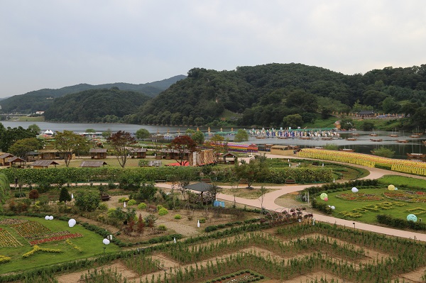 ▲ 제64회 백제문화제 개막을 하루 앞둔 공주 금강신관공원 행사장 전경.ⓒ충남도