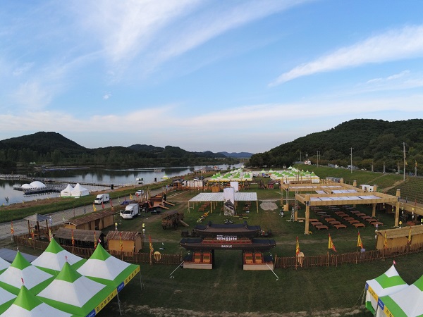 ▲ 제64회 백제문화제 개막을 하루 앞둔 부여 구드래 행사장 전경.ⓒ충남도