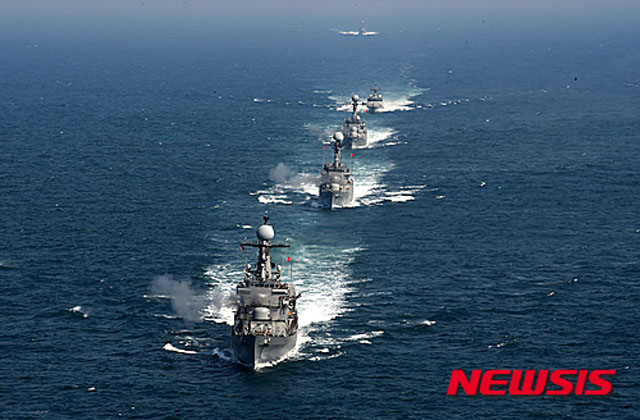 ▲ 2016년 3월 '키 리졸브' 훈련 당시 한미 해군 이지스 구축함들. 한미 연합 탄도미사일 요격 훈련은 2016년부터 2017년 말까지만 진행됐다. ⓒ뉴시스. 무단전재 및 재배포 금지.