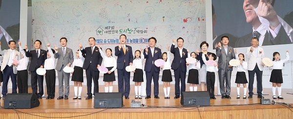 ▲ 한범덕 청주시장이 13일 경기도 화성에서 열린 제7회대한민국 도시농업박람회에 참가하고 있다.ⓒ청주시