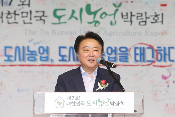 ▲ 한범덕 청주시장이 13일 경기도 화성에서 열린 제7회 대한민국 도시농업박람회에서 청주개최지로 선포된 것과 관련해 인사말을 하고 있다.ⓒ청주시