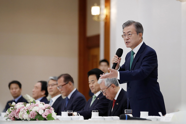 ▲ 문재인 대통령이 13일 남북정상회담 원로자문단 오찬 간담회에서 발언하고 있다. ⓒ청와대 제공