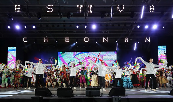▲ 12일 천안삼거리공원에서 ‘천안흥타령춤축제2018’ 개막식이 진행되고 있다.ⓒ천안시
