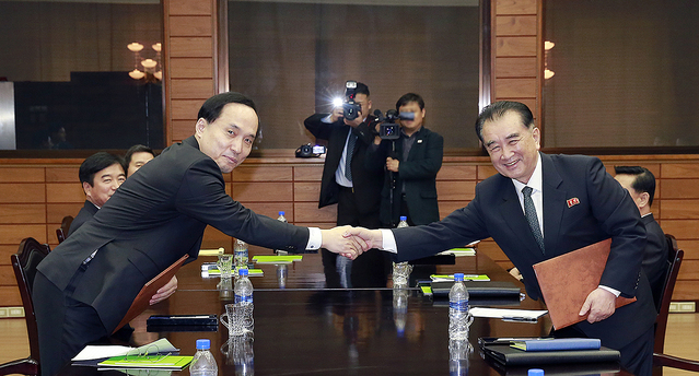 ▲ 오는 18일 열리는 제3차 평양 남북정상회담을 위해 문재인 정부가 14일 북한 측과 실무회담을 갖는다. 사진은 지난 4월 23일 판문점 북측 통일각에서 김상균 국정원 제2차장(왼쪽)과 북한 김창선(오른쪽)이 합의서를 교환하는 모습. ⓒ청와대 제공