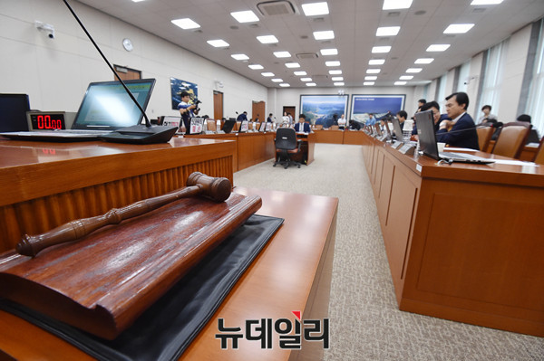 ▲ 16일 오전 국회에서 김현미 국토교통부 장관 후보자 인사청문 보고서 채택을 위해 열릴 예정이던 국토교통위원회가 야당 의원들의 불참으로 파행되고 있다.ⓒ뉴데일리 이종현 기자