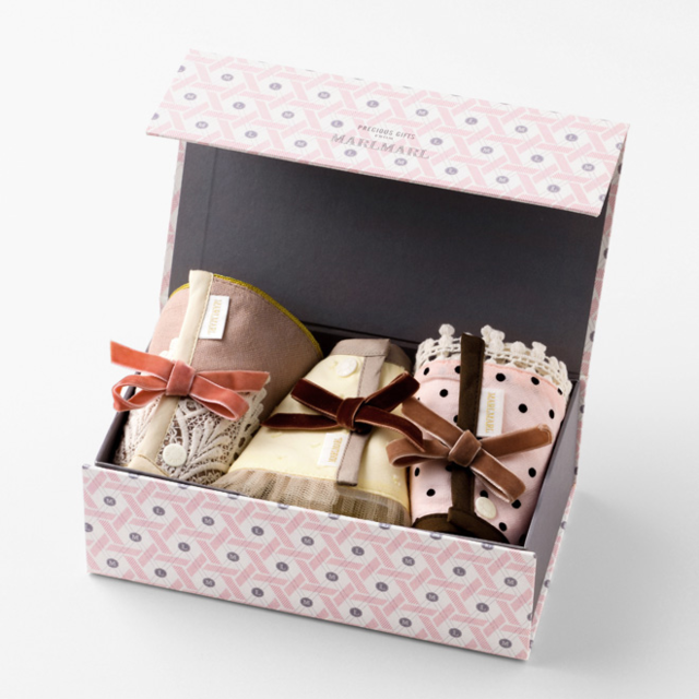 ▲ 마르마르의 이니셜 턱받이 핑크 모습. ⓒ롯데백화점