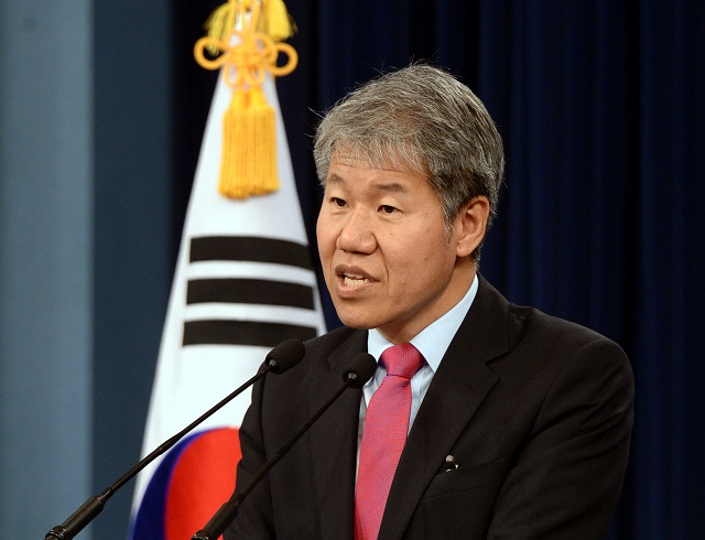 ▲ 김수현 청와대 사회수석이 2017년 5월 22일 오전 춘추관에서 문재인 대통령의 '4대강 보 상시 개방' 업무지시와 관련해 브리핑하고 있다. ⓒ뉴시스