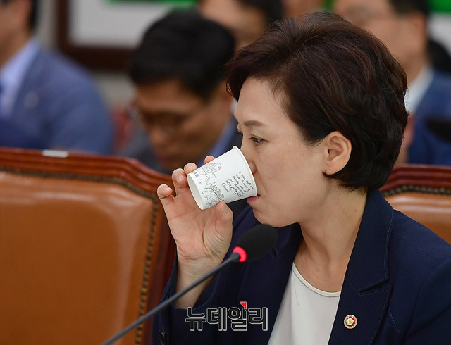 ▲ 회의장에서 물을 마시고 있는 김현미 국토교통부 장관. ⓒ뉴데일리 정상윤 기자