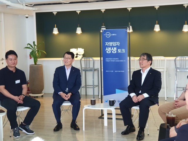 ▲ 윤석헌 금감원장(우) 위성호 신한은행장(좌측 두 번째)이 신한은행 두드림 스페이스에서 열린 자영업자 간담회에서 자영업자들과 대화를 나누고 있다. ⓒ뉴데일리