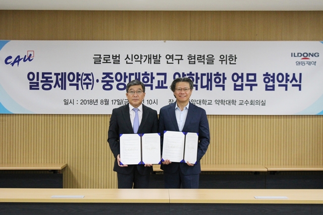 ▲ 최성구 일동제약 중앙연구소장(오른쪽)과 황완균 중앙대학교 약학대학장(왼쪽)이 양해각서에 서명 후 기념 촬영을 하고 있다. ⓒ일동제약