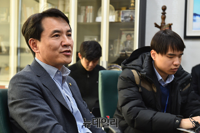 ▲ 자유한국당 김진태 의원(왼쪽). ⓒ뉴데일리 DB