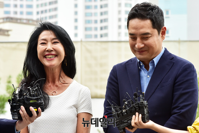 ▲ 이재명 경기도지사의 스캔들 사건 당사지인 배우 김부선과 변호사 강용석이 14일 오후 경기도 성남시 분당경찰 출석 전 기자들의 질문에 답하고 있다. ⓒ 공준표 기자