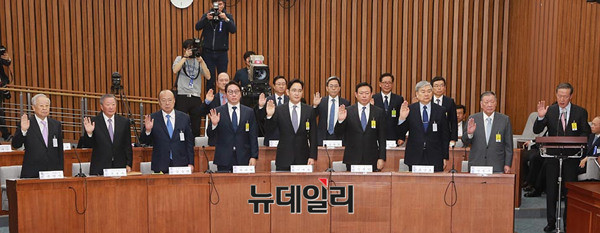 ▲ 대기업 회장들이 6일 오전 서울 여의도 국회에서 열린 최순실, 국정농단 의혹사건 진상규명을 위한 국정조사 전체회의에 참석해 증인선서를 하고 있다. ⓒ사진=사진공동취재단