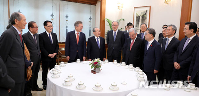 ▲ 남북정상회담을 앞두고 원로자문단을 만난 문재인 대통령. 눈에 익은 얼굴들이 보인다. ⓒ뉴시스. 무단전재 및 재배포 금지.