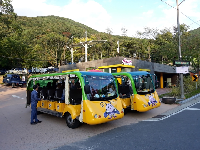 ▲ 달성군시설관리공단(이사장 강순환)은 지난 4월부터 운영 중인 ‘달성행복 살피미’활동이 고객만족도가 높은 것으로 나타났다. 사진은 비슬산 참꽃군락지 전기차 장면.ⓒ달성군시설관리공단