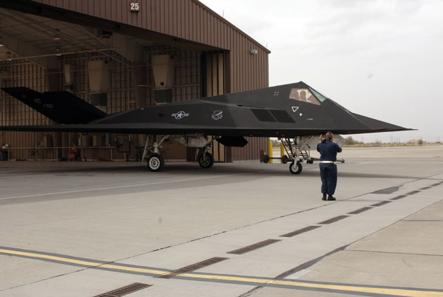 ▲ 2006년 4월 홀로만 공군기지 격납고에서 나오는 F-117 나이크 호크 스텔스 전폭기. ⓒ美국방부 공개사진.