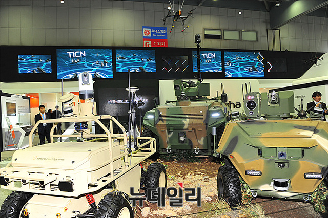 ▲ 2018 대한민국방위산업전(DX KOREA 2018) 참가한 드론봇 전추 체계ⓒ뉴데일리 오세진