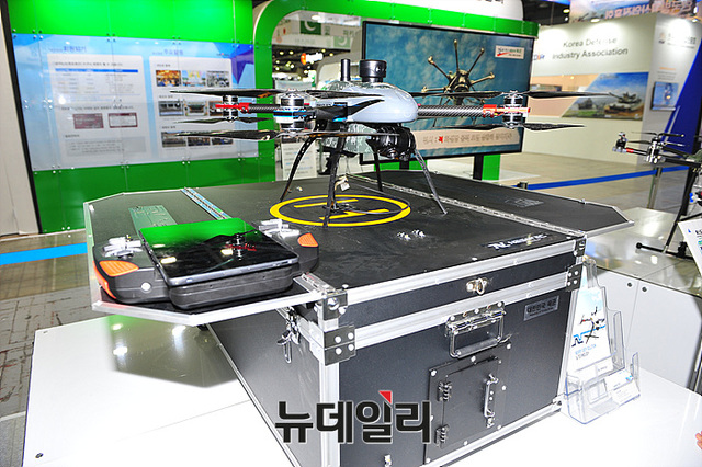 ▲ 2018 대한민국방위산업전(DX KOREA 2018) 참가한 드론봇 전추 체계ⓒ뉴데일리 오세진