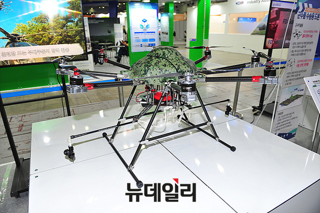 2018 대한민국방위산업전(DX KOREA 2018) 참가한 드론봇 전추 체계ⓒ뉴데일리 오세진